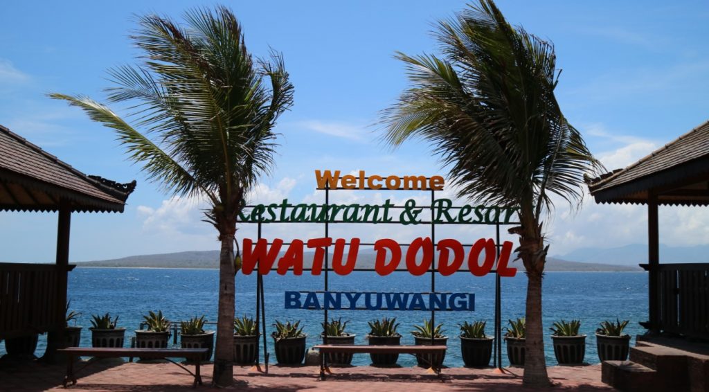 pesona pantai watu dodol